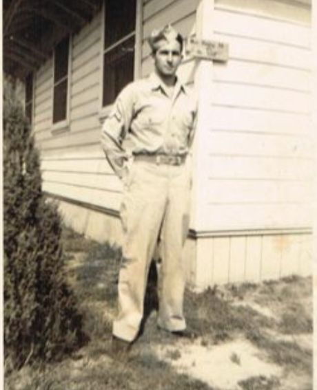 Soldat américain en pantalon chino