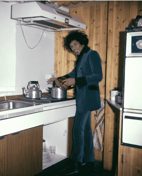 Tenue en velours bleu emblématique des années 70, illustrant le lien entre le velours et la culture rock et bohème