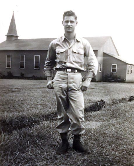 Image d'un soldat américain en pantalon chino en 1945