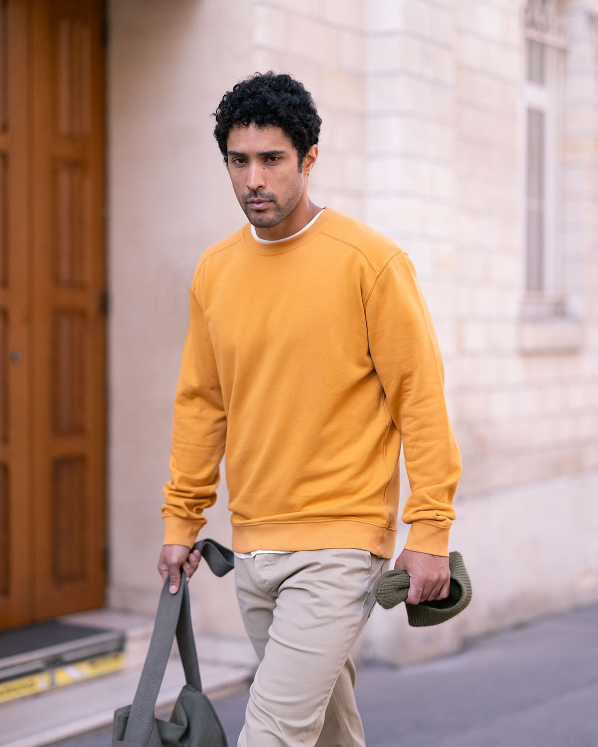 Un mannequin basus en sweat jaune moutarde pour un look urbain moderne, illustrant le confort emblématique du sweat.
