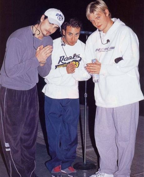 Trois chanteurs vêtus de sweat rétro illustrent l’impact culturel du sweat dans la pop des années 90.