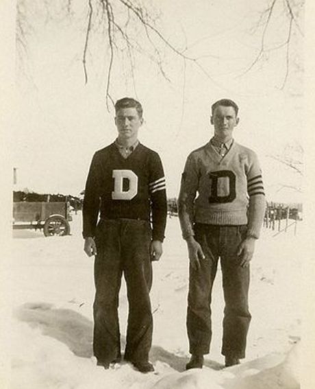 Deux étudiants des années 1920 portent un sweat universitaire lettré, symbole historique de l’authenticité du sweat