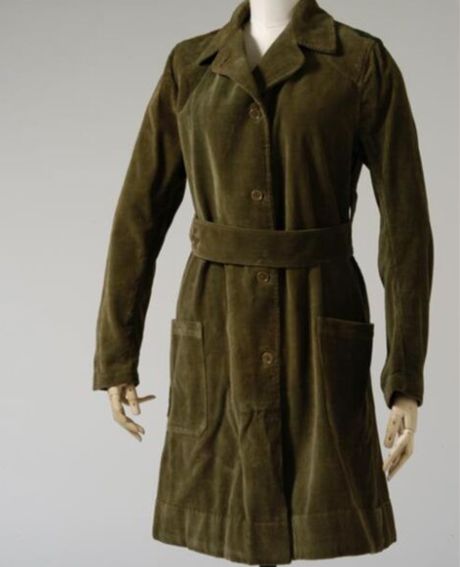 Manteau en velours côtelé vert olive, pièce vintage qui témoigne de l’usage du velours dans le vestiaire féminin classique.