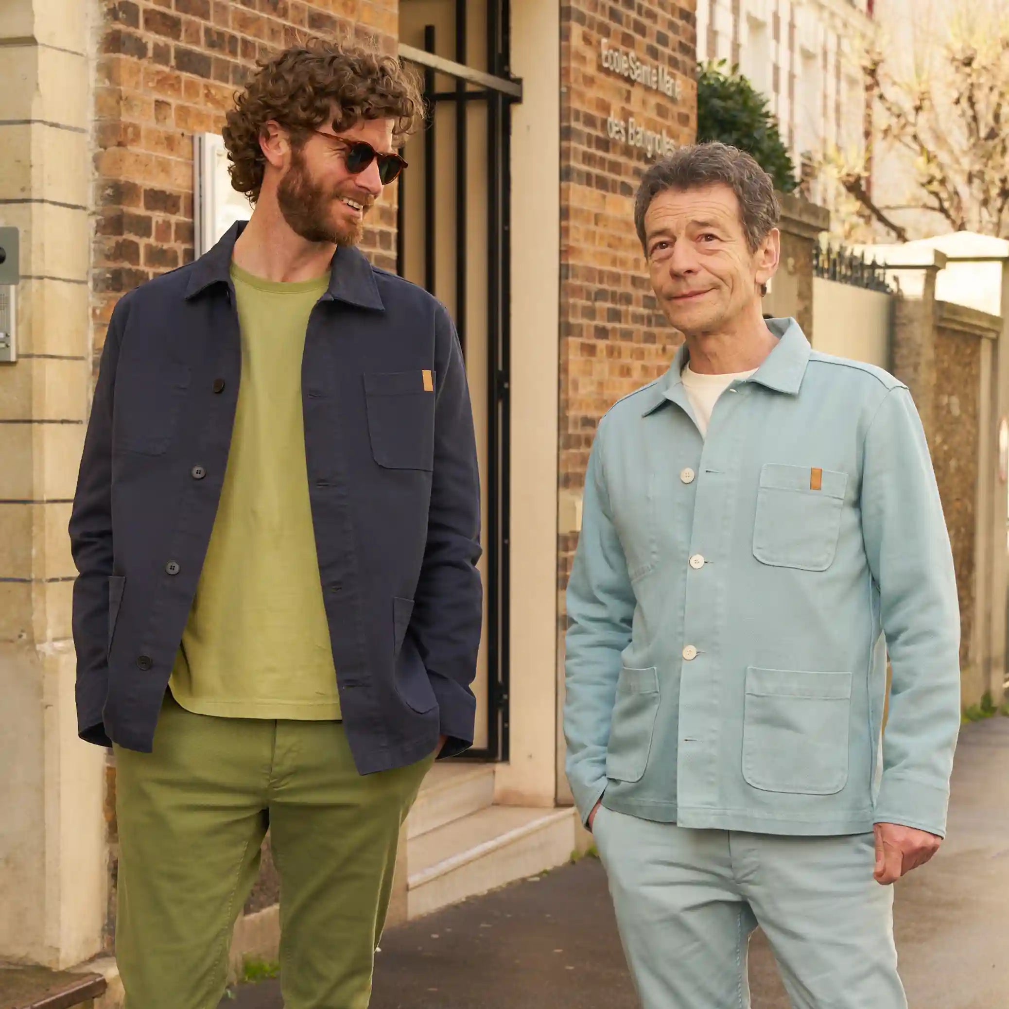 Look en duo - veste de travail bleu marine - chino vert croco / veste de travail bleu ciel et chino bleu ciel