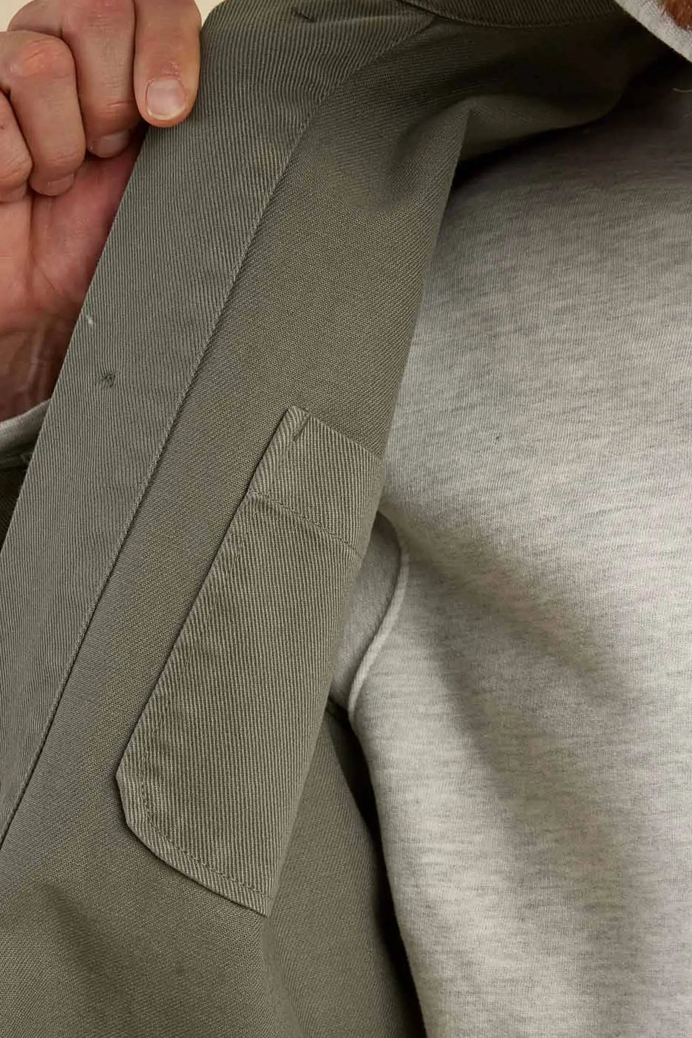 veste de travail vert thym - focus poche intérieure