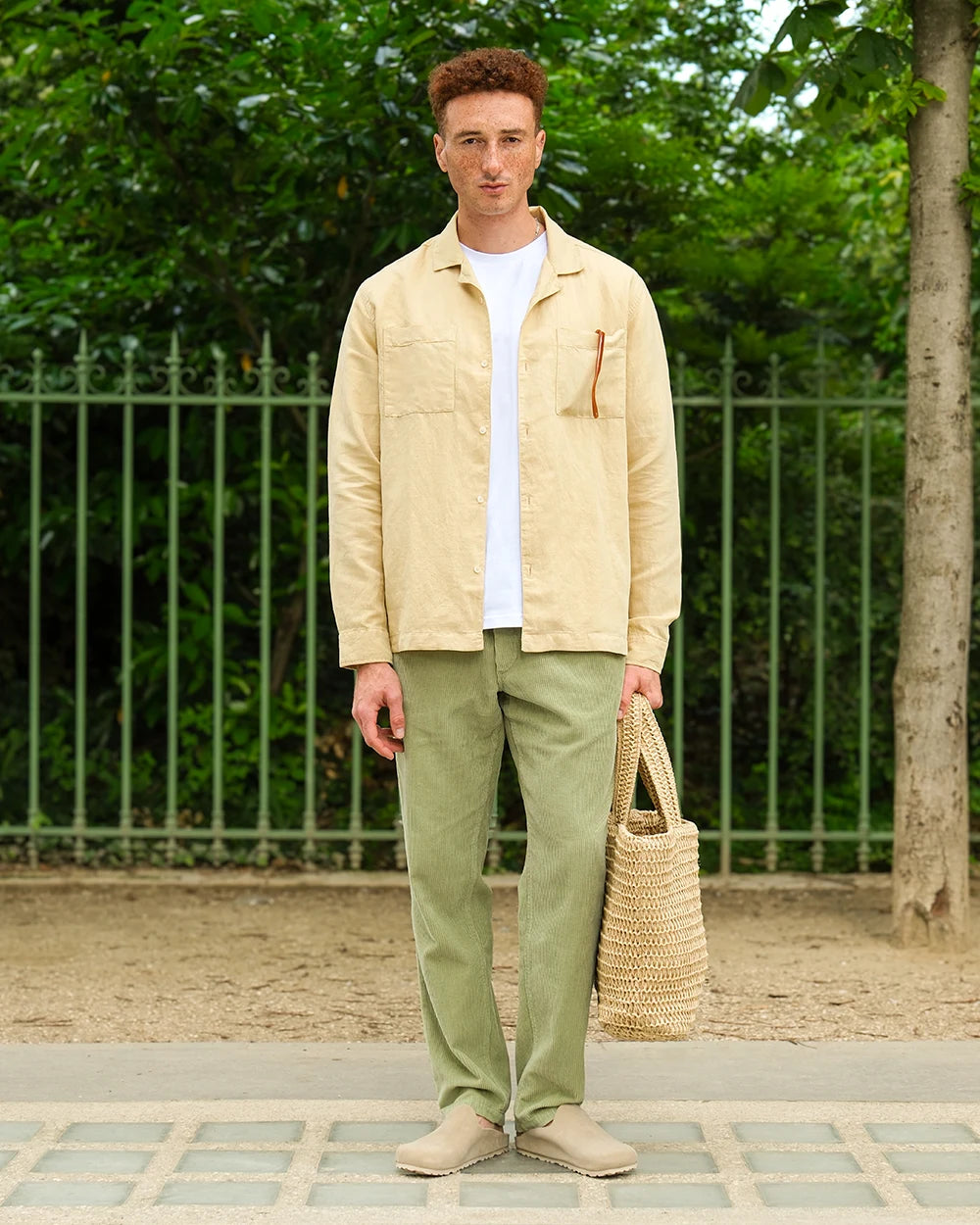 Mannequin Basus portant une chemise en Lin couleur Chanvre