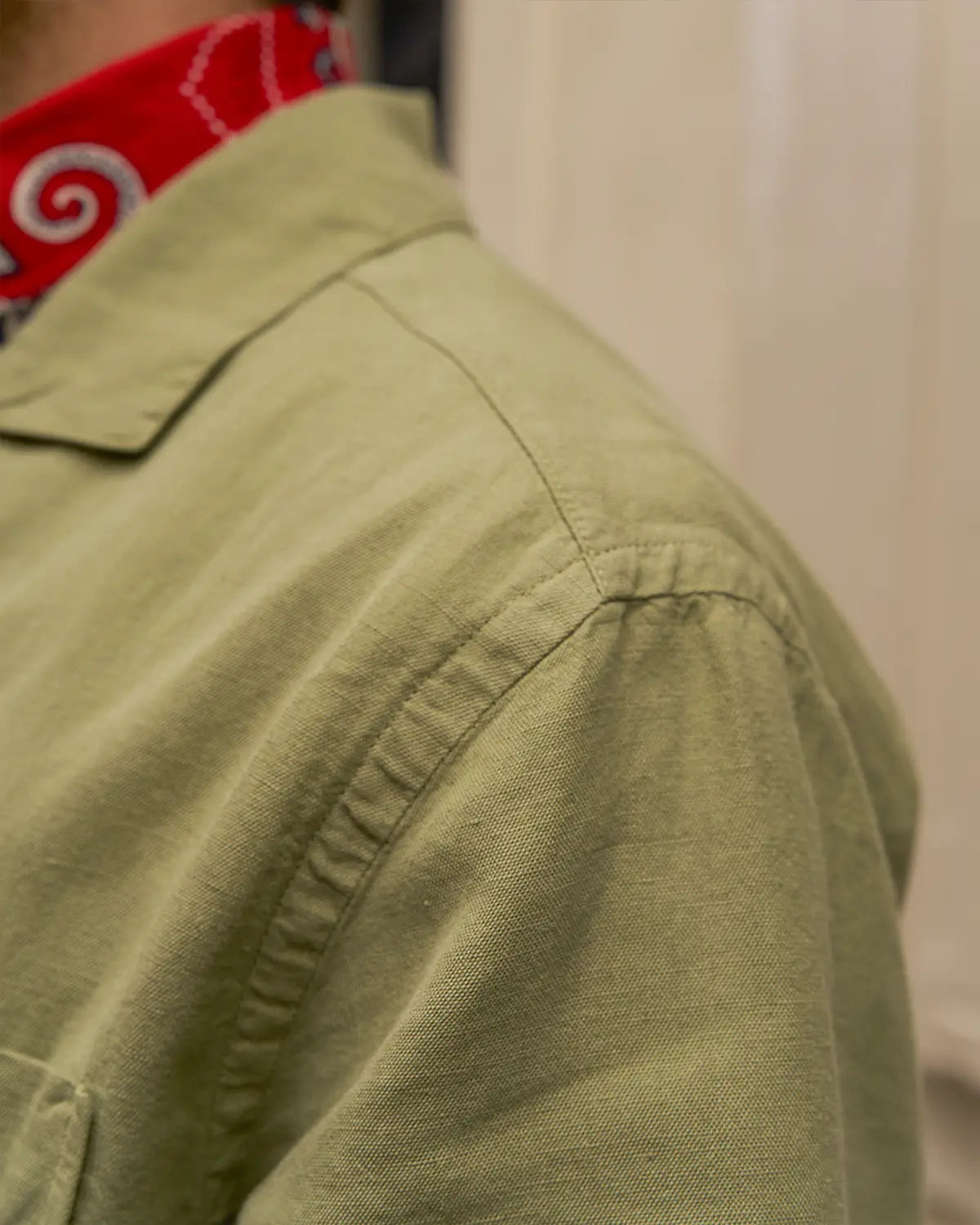 chemise en lin vert tilleul - focus épaule