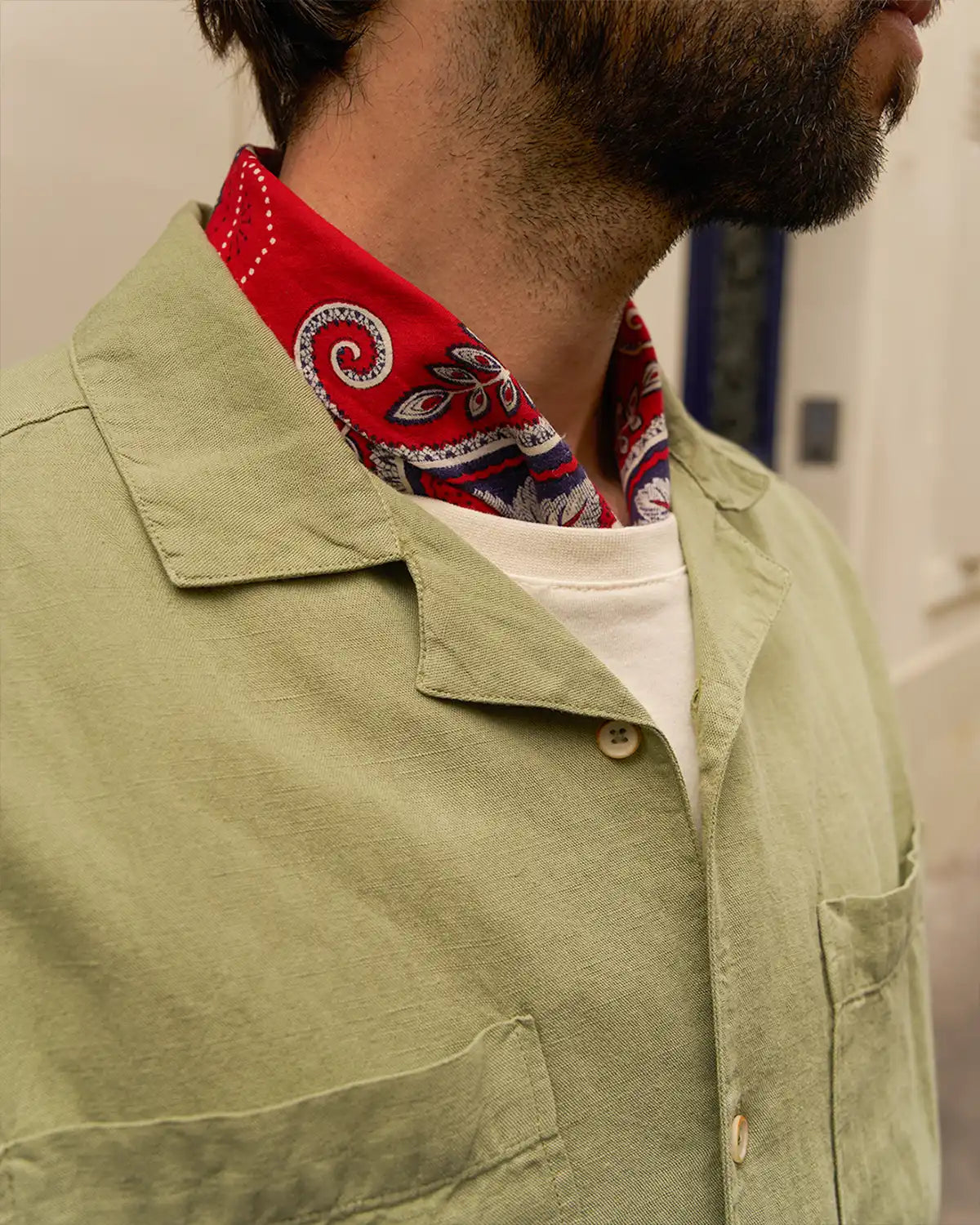 chemise en lin vert tilleul - focus col