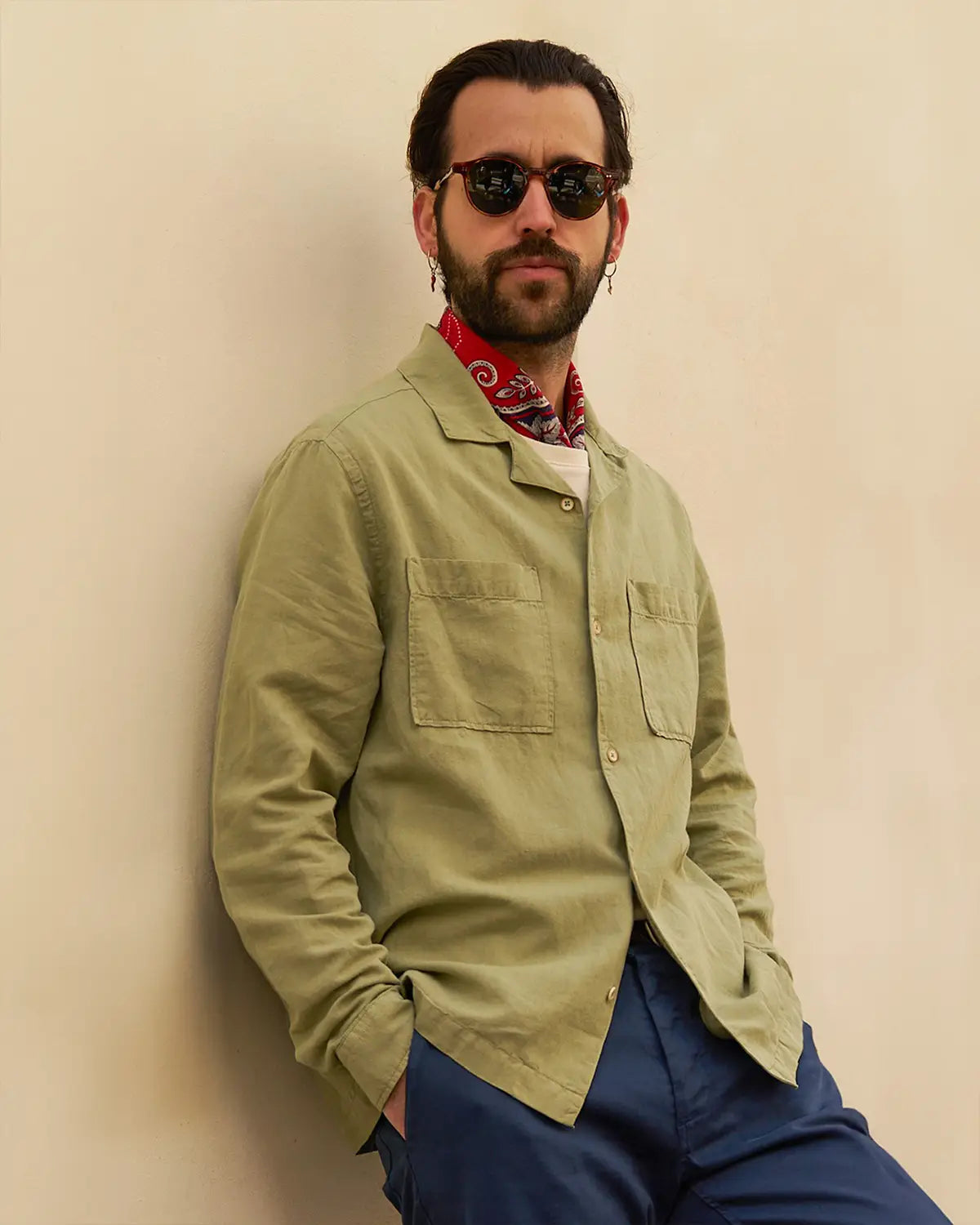 chemise en lin vert tilleul - plan américain