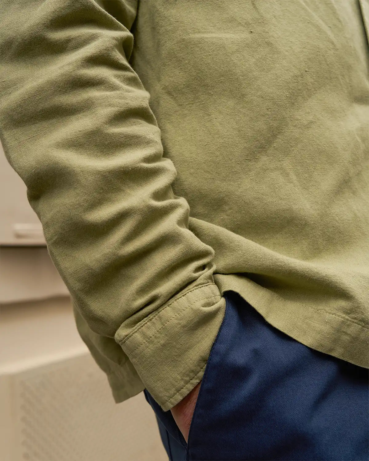 chemise en lin vert tilleul - détails manches