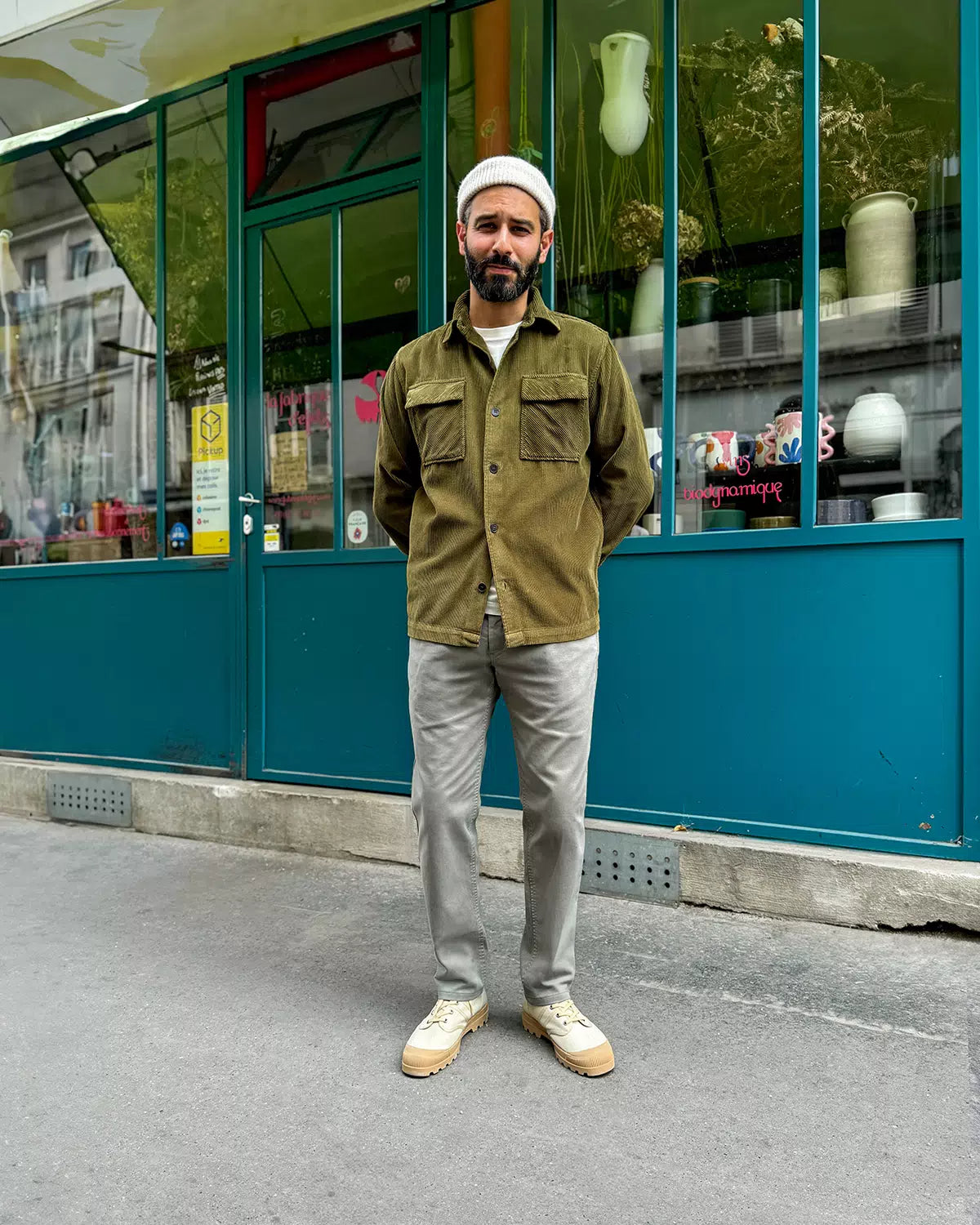 Mannequin Basus portant un pantalon chino de couleur vert aloe