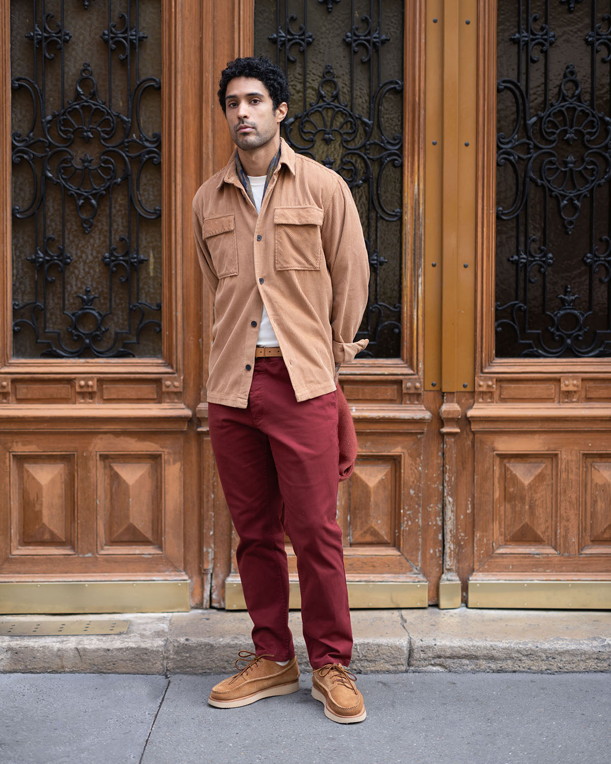 Notre mannequin en pantalon chino Bordeaux Basus