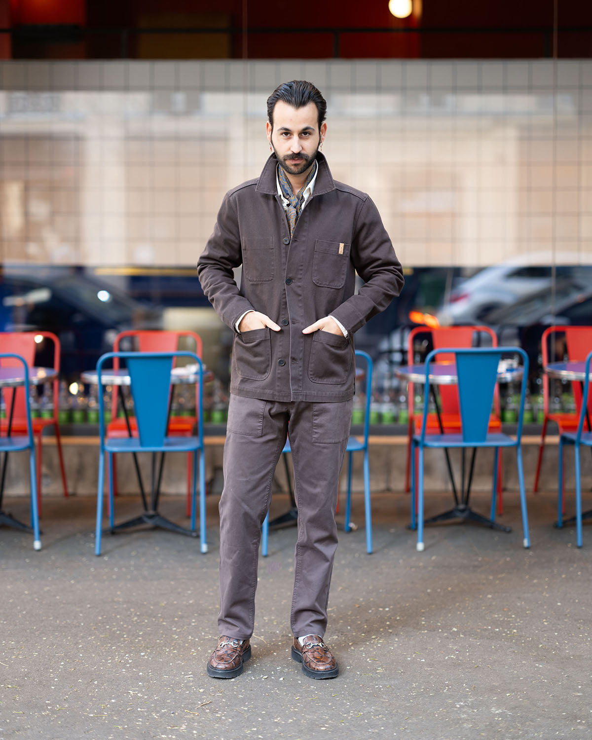 Maxence notre mannequin portant un pantalon de travail en twill Marron ébène