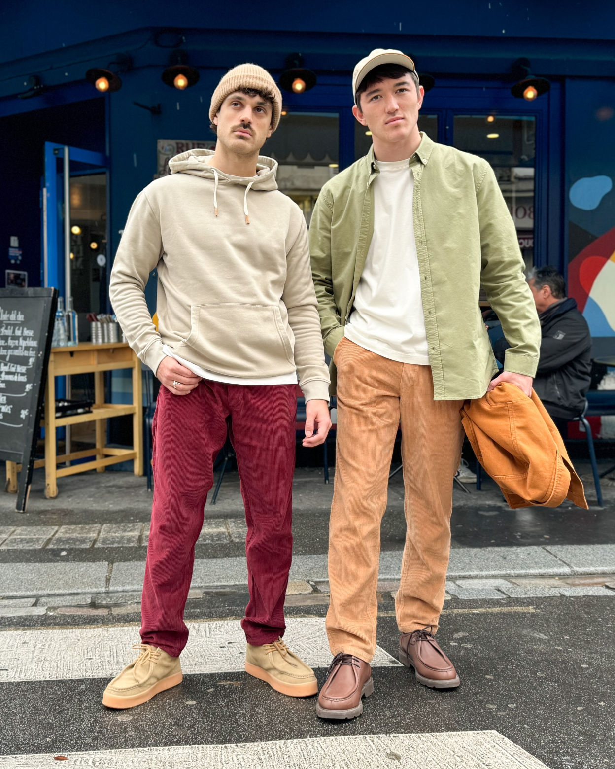 Deux hommes arborant des pantalons en velours côtelé aux teintes automnales,