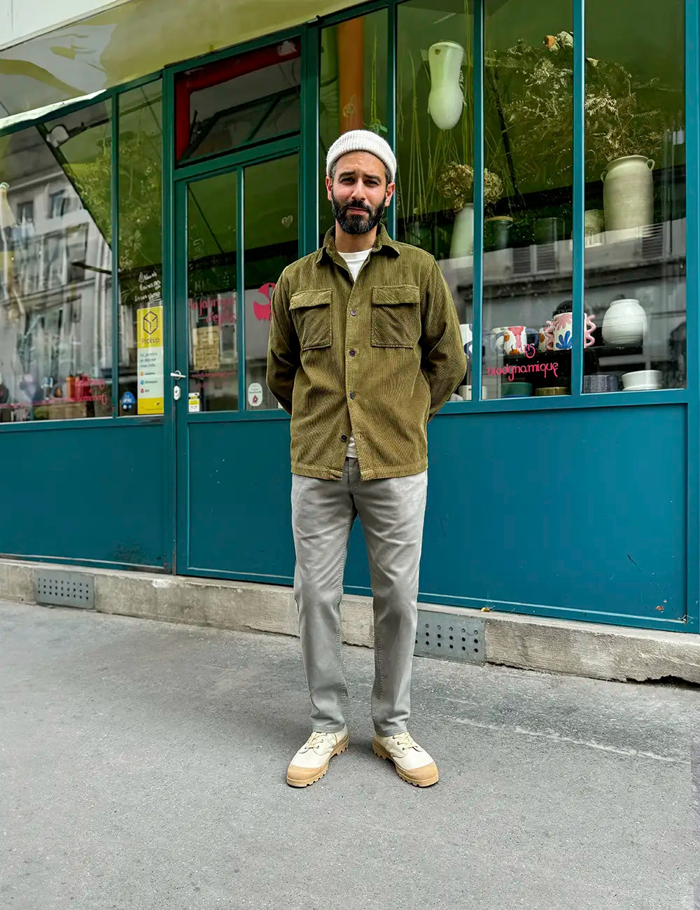 Nicolas notre modèle portant une chemise velours couleur vert olive