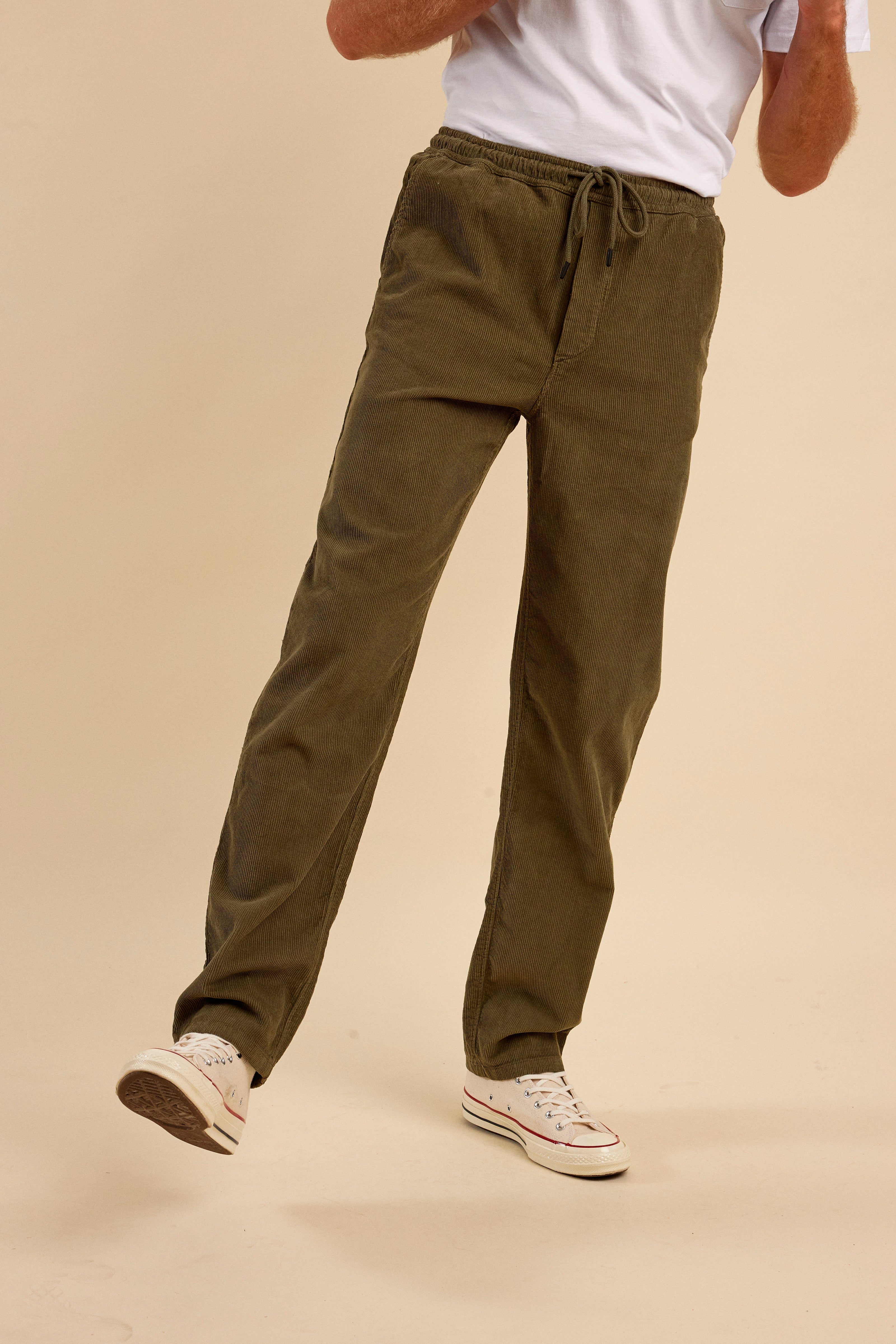 Pantalon en velours côtelé kaki, incarnation du confort et du style décontracté, parfait pour un look moderne et intemporel.