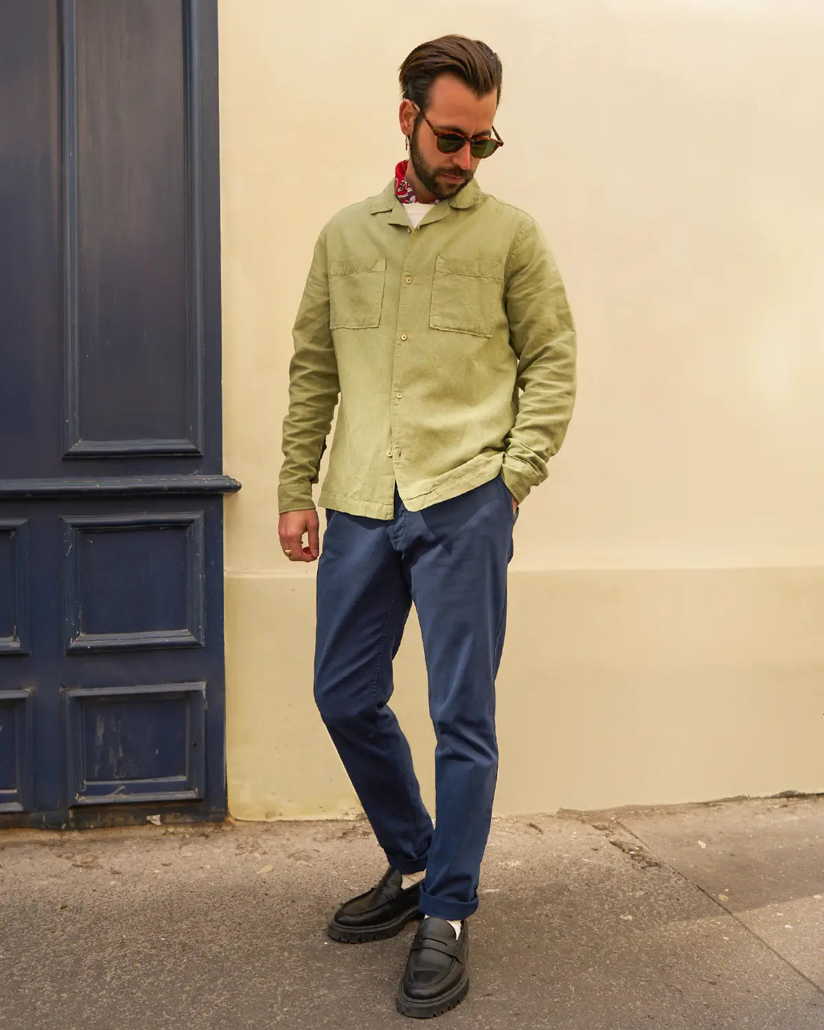 chemise en lin vert tilleul et chino bleu marine