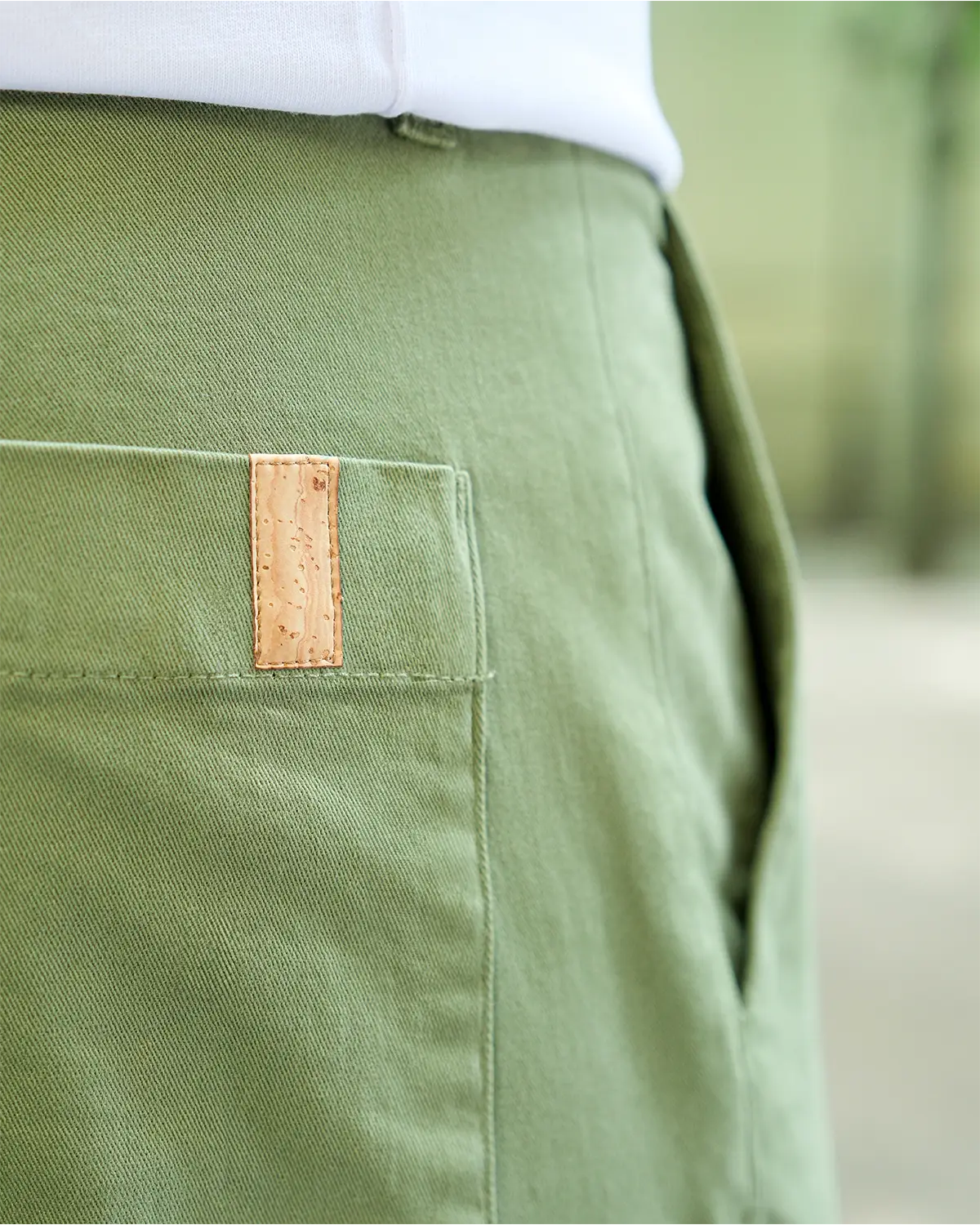 chino en twill vert croco - détail en liège