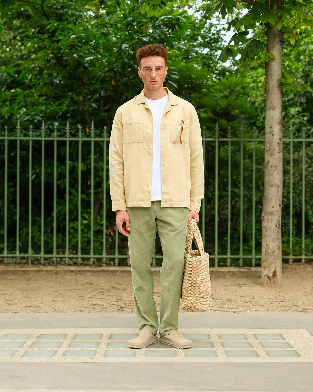 pantalon velours vert tilleul - look de face