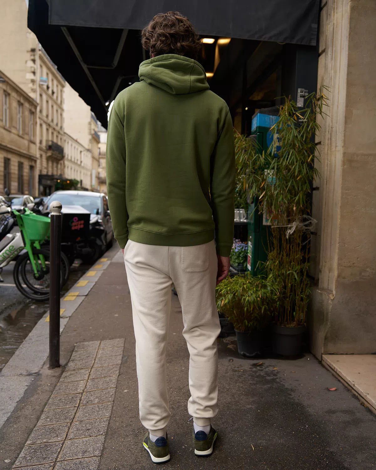 sweatpants blanc cassé - look de dos